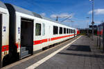 Der modernisierter klimatisierte zweite Klasse InterCity-Steuerwagen mit Fahrrad-/Gepäckabteil D-DB 61 80 80-91 102-6 der Bauart Bpmmbdzf 286.1 der DB Fernverkehr AG, am 23 April 2026 am Zugschluss des IC 2261 von Rostock Hbf über Lübeck Hbf nach Hamburg Hbf im Hauptbahnhof Lübeck.

TECHNISCHE DATEN: 
Spurweite: 1.435 mm (Normalspur)
Länge über Puffer: 26.400 mm
Wagenkastenlänge: 26.100 mm
Wagenkastenbreite: 2.825 mm
Drehzapfenabstand: 9.000 mm
Achsstand im Drehgestell: 2.500 mm
Drehgestellbauart: SIG 725, SIG 726
Leergewicht:  48 t
Höchstgeschwindigkeit:  200 km/h
Zulassungen für: D, A, H, CZ, CH, H und F
Sitzplätze: 	32 (2. Klasse) und 2 Rollstuhlplätze
Mehrzweckabteil:  für bis zu 16 Fahrräder
Toiletten: 1, behindertengerecht, geschlossenes System