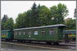 Vierachsiger 750mm-Schmalspur-Personenwagen  der Fichtelbergbahn 970-399 der Gattung KB, am 25.08.2013 im Bahnhof Oberwiesenthal, in der DR Farbgebung.