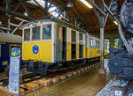 Die Zahnradlokomotive 1 der Wendelsteinbahn mit passenden Vorstellwagen in Abteilbauweise am 11.09.2022 in der Lokwelt Freilassing.

Die Lok wurde 1911 von der Maschinenfabrik Esslingen in Esslingen unter der Fabriknummer 3627 gebaut, der elektrische Teil ist von der Aktiengesellschaft Brown, Boveri & Cie. aus Baden (Schweiz). Der Vorstellwagen ist von MAN in Nürnberg. Der Bahnbetrieb der Wendelstein-Zahnradbahn begann 1912.

Ursprünglich wurden drei dieser elektrische Zahnradlokomotiven bei der Maschinenfabrik Esslingen und Brown, Boveri beschafft, die passenden Vorstellwagen in Abteilbauweise mit jeweils 50 Sitzplätzen lieferte die MAN in Nürnberg. Der Antrieb erfolgt von zwei Gleichstrom-Nebenschlussmotoren von je 100 kW über Vorgelege mit einer Übersetzung von 1:11,6 und Kuppelstangen auf die kombinierten Zahnrad- und Adhäsionsachsen. Die Stromversorgung erfolgt mit 1.500 V Gleichstrom. Die 17 Tonnen schweren Lokomotiven erreichen auf dem Adhäsionsabschnitt eine Höchstgeschwindigkeit von 15 km/h und in den Zahnstangenstrecken 8–10 km/h. Zur Bremsung dient die elektrische Nutzbremse mit der Möglichkeit der Stromrückspeisung, eine auf die Motorwellen wirkende Bandbremsen und eine Druckluftbremse (für Lokomotive und Wagenzug) für den Adhäsionsabschnitt. 1935 wurde noch eine vierte Lokomotive nachgeliefert, so dass bis 1990 vier Garnituren im Einsatz standen. 1976 bis 1979 wurden die Loks im elektrischen Teil modernisiert und auf Wendezugsteuerung mit Sicherheitsfahrschaltung umgebaut. Die Lok 1 befindet sich mittlerweile mit einem Vorstellwagen in der Lokwelt Freilassing. Die Loks 2 und 3 von 1912 sind nach wie vor betriebsbereit, während die 1935 nachgelieferte Lok 4 im Jahr 2019 einen Kurzschluss mit Motorschaden erlitt und seitdem abgestellt ist. Drei ehemalige Vorstellwagen befinden sich bei der Wachtlbahn.

TECHNISCHE DATEN (Lok):
Hersteller: Maschinenfabrik Esslingen / BBC
Spurweite: 1.000 mm (Meterspur)
Zahnstangensystem: Strub 
Achsfolge: Bo/zz
Länge: 4.200 mm
Breite: 2.500 mm
Höhe: 3.200 mm
Eigengewicht: 17.400 kg
Stromsystem:1500 V DC (=)

TECHNISCHE DATEN (Vorstellwagen):
Hersteller: MAN (Nürnberg)
Länge: 8.500 mm
Breite: 2.500 mm
Höhe: 3.200 mm
Sitzplätze: 50

Energieversorgung:
Für den Bahnbetrieb wurde von den Siemens-Schuckertwerken ein eigenes Wasserkraftwerk neben dem Depot im Förchenbachtal errichtet. Jede der beiden Turbinen war mit einem Gleichstromgenerator für die Bahnversorgung und einem Drehstromgenerator für die Versorgung von Berghotel und den umliegenden Ortschaften gekoppelt. Die Betreibergesellschaft fungiert auch als regionaler Energieversorger.