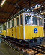 Die Zahnradlokomotive 1 der Wendelsteinbahn mit passenden Vorstellwagen in Abteilbauweise am 11.09.2022 in der Lokwelt Freilassing.

Die Lok wurde 1911 von der Maschinenfabrik Esslingen in Esslingen unter der Fabriknummer 3627 gebaut, der elektrische Teil ist von der Aktiengesellschaft Brown, Boveri & Cie. aus Baden (Schweiz). Der Vorstellwagen ist von MAN in Nürnberg. Der Bahnbetrieb der Wendelstein-Zahnradbahn begann 1912.

Ursprünglich wurden drei dieser elektrische Zahnradlokomotiven bei der Maschinenfabrik Esslingen und Brown, Boveri beschafft, die passenden Vorstellwagen in Abteilbauweise mit jeweils 50 Sitzplätzen lieferte die MAN in Nürnberg. Der Antrieb erfolgt von zwei Gleichstrom-Nebenschlussmotoren von je 100 kW über Vorgelege mit einer Übersetzung von 1:11,6 und Kuppelstangen auf die kombinierten Zahnrad- und Adhäsionsachsen. Die Stromversorgung erfolgt mit 1.500 V Gleichstrom. Die 17 Tonnen schweren Lokomotiven erreichen auf dem Adhäsionsabschnitt eine Höchstgeschwindigkeit von 15 km/h und in den Zahnstangenstrecken 8–10 km/h. Zur Bremsung dient die elektrische Nutzbremse mit der Möglichkeit der Stromrückspeisung, eine auf die Motorwellen wirkende Bandbremsen und eine Druckluftbremse (für Lokomotive und Wagenzug) für den Adhäsionsabschnitt. 1935 wurde noch eine vierte Lokomotive nachgeliefert, so dass bis 1990 vier Garnituren im Einsatz standen. 1976 bis 1979 wurden die Loks im elektrischen Teil modernisiert und auf Wendezugsteuerung mit Sicherheitsfahrschaltung umgebaut. Die Lok 1 befindet sich mittlerweile mit einem Vorstellwagen in der Lokwelt Freilassing. Die Loks 2 und 3 von 1912 sind nach wie vor betriebsbereit, während die 1935 nachgelieferte Lok 4 im Jahr 2019 einen Kurzschluss mit Motorschaden erlitt und seitdem abgestellt ist. Drei ehemalige Vorstellwagen befinden sich bei der Wachtlbahn.

TECHNISCHE DATEN (Lok):
Hersteller: Maschinenfabrik Esslingen / BBC
Spurweite: 1.000 mm (Meterspur)
Zahnstangensystem: Strub 
Achsfolge: Bo/zz
Länge: 4.200 mm
Breite: 2.500 mm
Höhe: 3.200 mm
Eigengewicht: 17.400 kg
Stromsystem:1500 V DC (=)

TECHNISCHE DATEN (Vorstellwagen):
Hersteller: MAN (Nürnberg)
Länge: 8.500 mm
Breite: 2.500 mm
Höhe: 3.200 mm
Sitzplätze: 50

Energieversorgung:
Für den Bahnbetrieb wurde von den Siemens-Schuckertwerken ein eigenes Wasserkraftwerk neben dem Depot im Förchenbachtal errichtet. Jede der beiden Turbinen war mit einem Gleichstromgenerator für die Bahnversorgung und einem Drehstromgenerator für die Versorgung von Berghotel und den umliegenden Ortschaften gekoppelt. Die Betreibergesellschaft fungiert auch als regionaler Energieversorger.