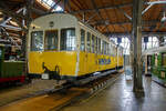 Die Zahnradlokomotive 1 der Wendelsteinbahn mit passenden Vorstellwagen in Abteilbauweise am 11.09.2022 in der Lokwelt Freilassing.

Die Lok wurde 1911 von der Maschinenfabrik Esslingen in Esslingen unter der Fabriknummer 3627 gebaut, der elektrische Teil ist von der Aktiengesellschaft Brown, Boveri & Cie. aus Baden (Schweiz). Der Vorstellwagen ist von MAN in Nürnberg. Der Bahnbetrieb der Wendelstein-Zahnradbahn begann 1912.

Ursprünglich wurden drei dieser elektrische Zahnradlokomotiven bei der Maschinenfabrik Esslingen und Brown, Boveri beschafft, die passenden Vorstellwagen in Abteilbauweise mit jeweils 50 Sitzplätzen lieferte die MAN in Nürnberg. Der Antrieb erfolgt von zwei Gleichstrom-Nebenschlussmotoren von je 100 kW über Vorgelege mit einer Übersetzung von 1:11,6 und Kuppelstangen auf die kombinierten Zahnrad- und Adhäsionsachsen. Die Stromversorgung erfolgt mit 1.500 V Gleichstrom. Die 17 Tonnen schweren Lokomotiven erreichen auf dem Adhäsionsabschnitt eine Höchstgeschwindigkeit von 15 km/h und in den Zahnstangenstrecken 8–10 km/h. Zur Bremsung dient die elektrische Nutzbremse mit der Möglichkeit der Stromrückspeisung, eine auf die Motorwellen wirkende Bandbremsen und eine Druckluftbremse (für Lokomotive und Wagenzug) für den Adhäsionsabschnitt. 1935 wurde noch eine vierte Lokomotive nachgeliefert, so dass bis 1990 vier Garnituren im Einsatz standen. 1976 bis 1979 wurden die Loks im elektrischen Teil modernisiert und auf Wendezugsteuerung mit Sicherheitsfahrschaltung umgebaut. Die Lok 1 befindet sich mittlerweile mit einem Vorstellwagen in der Lokwelt Freilassing. Die Loks 2 und 3 von 1912 sind nach wie vor betriebsbereit, während die 1935 nachgelieferte Lok 4 im Jahr 2019 einen Kurzschluss mit Motorschaden erlitt und seitdem abgestellt ist. Drei ehemalige Vorstellwagen befinden sich bei der Wachtlbahn.

TECHNISCHE DATEN (Lok):
Hersteller: Maschinenfabrik Esslingen / BBC
Spurweite: 1.000 mm (Meterspur)
Zahnstangensystem: Strub 
Achsfolge: Bo/zz
Länge: 4.200 mm
Breite: 2.500 mm
Höhe: 3.200 mm
Eigengewicht: 17.400 kg
Stromsystem:1500 V DC (=)

TECHNISCHE DATEN (Vorstellwagen):
Hersteller: MAN (Nürnberg)
Länge: 8.500 mm
Breite: 2.500 mm
Höhe: 3.200 mm
Sitzplätze: 50

Energieversorgung:
Für den Bahnbetrieb wurde von den Siemens-Schuckertwerken ein eigenes Wasserkraftwerk neben dem Depot im Förchenbachtal errichtet. Jede der beiden Turbinen war mit einem Gleichstromgenerator für die Bahnversorgung und einem Drehstromgenerator für die Versorgung von Berghotel und den umliegenden Ortschaften gekoppelt. Die Betreibergesellschaft fungiert auch als regionaler Energieversorger.