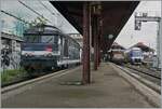 In Strasbourg, auf Gleis 33 zeigt sich die BB 67591 bei der Bereitstellung ihres TER 830716 nach Lauterbourg, in der Bildmitte, etwas im Hintergrund ist die SNCF BB 25664 und der Dieseltriebzug X