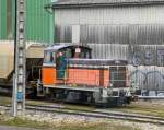   Ein Aus-dem-Zug Bild - Die Kleindiesellok Y 7806 beim Rangieren mit Getreidewagen, hier am 27.03.2015 kurz vor Lyon.