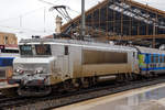 Die SNCF   nez cass� en livr�e grise  (zu deutsch  gebrochene Nase in  grauer Farbgebung ) BB 22233 (91 87 0022 233- 7 F-SNCF) steht am 25.03.2015 mit einem Corail T�oz (Intercity) im Bahnhof