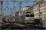 Dichter Verkehr mit wechselnder Spannung im westlichen Bahnhofskopf von Genève.