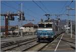 Die SNCF BB 22 313 schiebt in Aix-les-Bains ihren TER nach Lyon aus dem Bahnhof.