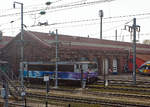 Leider etwas verdeckt....
Die SNCF (8)25612 beim Depot in Strasbourg am 24.03.2015, auf den Zug heraus fotografiert.

Die SNCF BB 25500 ist eine französische Elektrolokomotivbaureihe für den Einsatz auf dem Gleichstromnetz und dem Wechselstromnetz der SNCF. Von den Lokomotiven wurden 194 Stück zwischen 1964 bis 1976 von GEC Alsthom (heute Alstom S.A.) gebaut. 

Die BB 25500 ist zweisystemfähig und kann vielfältig eingesetzt werden. Die Höchstgeschwindigkeit beträgt 140 km/h für Fernverkehrszüge. Doch durch die mittelmäßige Federung, woher auch der Spitzname „Danseuses“ (Tänzerin) stammt, beschränkt die Lokomotive heute auf den Regional- und Güterverkehr. Alle BB 25500, die im Personenverkehr (TER) im Einsatz sind, sind wendezugfähig.

Die BB 25500 wurde in zwei Varianten gebaut: die Lokomotiven BB 25500 bis 25588 in der Ursprungsausführung und die Lokomotiven BB 25588 bis 25694 mit einem größeren Führerstand.

Die Inbetriebnahme der BB 25500 hat es ermöglicht, dass Züge durchgehend mit derselben Lokomotive innerhalb Frankreichs bespannt werden können, da sie mit beiden Bahnstromsystemen Frankreichs, 1,5 kV Gleichstrom und 25 kV 50 Hz Wechselstrom, zurechtkommt. Seit 2004 werden Lokomotiven dieser Baureihe ausgemustert.

Seit dem Fahrplanwechsel im Jahr 2006 fahren diese Lokomotiven mit rames inox omnibus (RIO) zwischen Frankreich und der Schweiz, auf dem Streckenabschnitt Genf–La Plaine–Bellegarde. Im Dezember 2008 wurde dieser Verkehr durch zwei weitere RIO verstärkt, zu diesem Zweck war eine zusätzliche BB 25500 notwendig. Außerdem wurde eine Lokomotive dieser Baureihe von SBB Cargo gemietet, um Güterzüge zwischen Genf und La Praille/Vernier-Meyrin zu befördern.

2015 waren noch etwa 60 Lokomotiven im Einsatz. Die 25609 ist fürs Museum reserviert. Im Januar 2019 waren nur noch 8 Lokomotiven im Bestand der SNCF, in Strasbourg wird die letzte Stationierung der Lokomotiven, vor der endgültigen Ausmusterung, sein. Einsätze erfolgen noch im Nahverkehr auf den Linien Strasbourg – Saverne (- Sarrebourg) sowie Strasbourg – Sélestat. Zum Fahrplanwechsel am 13. Dezember 2020 endete der planmäßige Einsatz von BB 25500 für TER in Strasbourg, lediglich 2 Lokomotiven (25673 und 25679) wurden nicht unmittelbar zum Fahrplanwechsel ausgemustert.

TECHNISCHE DATEN:
Gebaute Stückzahl: 194
Hersteller: 	Alstom
Baujahre: 1964 bis 1976
Achsformel: B'B'
Länge über Puffer: 14.700 mm (25501–25544) / 14.940 mm (25545–25587) / 15.570 mm (25588–25694)
Drehzapfenabstand: 9.300 mm
Triebraddurchmesser (neu): 1.100 mm
Eigengewicht: 77 bis 80 t
Höchstgeschwindigkeit: 90 km/h oder 140 km/h
Dauerleistung: 2.940 kW
Anfahrzugkraft: 250 kN
Stromsystem: 25 kV/50 Hz AC, 1,5 kV DC
Anzahl der Fahrmotoren: 2 (TAB 660 B1)
