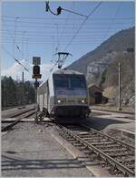 Nachdem das Stromsystem im westlichen Bahnhofkopf von Vallorbe auf das SNCF System (25000 Volt, 50 Hz) umgestellt wurde, bewegt sich die SNCF Sybic BB 26061 wieder aus eigener Kraft.