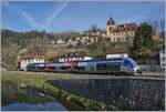 Der SNCF X 76679/680 verlässt als TER 18108 von La Chaux de Fonds nach Besançon den Ort Morteau.