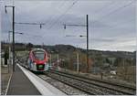 Der SNCF Coradia Polyvalent régional tricourant Z 31505 ist anstelle eines SBB RABe 522 als Léman Express L2 von Coppet nach Annecy unterwegs und verlässt nach einen Kreuzungshalt den