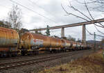 Vierachsiger 86m� Drehgestell-Kesselwagen 33 87 7854 694-9 F-ERSA, der Gattung Zas, der franz�sischen Vermietungsfirma ERMEWA S.A., im Zugverband am 22.03.2021 bei der Zugdurchfahrt in