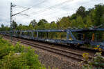Leerer offener vierachsiger (2 x zweiachsiger) Doppelstock-Autotransportwagen, 27 80 4371 031-0 D-ARS, der Gattung Laaers 560.1 (BA 5.854), der ARS Altmann AG, am 22 Juli 2026 im Zugverband bei einer Zugdurchfahrt in Siegen-Eiserfeld.

Diese Waggons haben zwei Ladeebenen und sind f�r den europaweiten Transport geeignet. Sie werden f�r den internationalen Transport von PKWs, Gel�ndewagen, und Vans eingesetzt und bieten maximale Flexibilit�t durch eine stufenlos verstellbare obere Ladeebene. Aufgrund der hohen Lastgrenze (34t) ist der Transport von besonders schweren Fahrzeugen der genannten Typen m�glich. Damit sowohl ein typenreiner Transport als auch eine Mischverladung in den unterschiedlichen Ladema�en m�glich ist, kann die obere Ladeebene hinsichtlich der Transportstellungen stufenlos eingestellt werden.

Der Laaers 560.1 ist eine neu entwickelte Autotransportwageneinheit und besteht aus zwei zweiachsigen Wagenelementen, die mit einer im Betrieb nicht trennbaren Kurzkupplung (mit einer Bruchkraft von 1.000 kN) miteinander verbunden sind. Sie verf�gt �ber stufenlos verstellbare Hebe- und Senkeinrichtungen f�r die oberen Ladeebenen. Sowohl die beiden unteren als auch die beiden oberen Ladeebenen der Wageneinheit sind jeweils f�r 9 t Zuladung ausgelegt. Die Lastgrenze f�r die Wageneinheit betr�gt max. 34 t (je Wageneinheitsh�lfte 17 t). Die Struktur der Wageneinheiten ist f�r Pkw / Van mit einem Gesamtgewicht von 2800 kg und Radlasten von 1000 kg ausgelegt.

Die oberen Ladeebenen sind �ber jeweils vier dreig�ngige Spindeln und Trags�ulen mit dem Untergestell verbunden. Die S�ulenpaare lassen sich getrennt bedienen, damit die oberen Ladeebenen an den Fahrzeugenden - notwendig zur Be- und Entladung - rampenartig gestellt werden k�nnen. 

TECHNISCHE DATEN:
Gattung: Laaers 560.1 (BA 5.854),
Spurweite: 1.435 mm
Anzahl der Achsen: 4
L�nge �ber Puffer: 31.000 mm
Achsabst�nde: 10.000 mm / 5.160 mm / 10.000 mm
Laufraddurchmesser (neu): 840 mm (au�en) / 730 mm (mittleren)
Ladel�nge: 30.070 mm (unten) / 30.550 mm (oben)
H�chstgeschwindigkeit: 100 km/h (120 km/h leer)
Eigengewicht: 30.000 kg
Nutzlast: 34,0 t ab Streckenklasse B (max. 17 t pro Ebene)
Kleinster befahrb. Gleisbogenhalbmesser: 75 m
Bremse: KE-GP-A
Verwendungsf�higkeit: TEN GE
