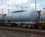 Was so alles auf der Siegstrecke (KBS 460) herum f�hrt:  Vierachsiger Kesselwagen Zacns der Vermietungsfirma ERMEWA  eingestellt als 34 87 7929 817 - 6 F-ERSA, am 06.07.2013 im Zugverband in