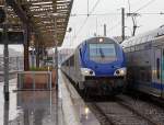 Es regnete Bindf�den, als dieser SNCF TER Regionalzug mit dem Steuerwagen voraus am 25.03.2015 in den Bahnhof Marseille Saint-Charles ein fuhr.