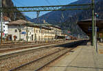 Der Bahnhof Brenner (Stazione di Brennero) am 26.03.2022, der Blick vom Bahnsteig 6 in n�rdlicher Richtung aufs Empfangsgeb�ude.