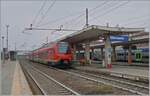 Ein FS Trenitalia BTR 813 ist von Torino in Chiavasso eingetroffen und wird nach dem Richtungwechsel in Richtung Aosta weiterfahren.