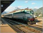 Die FS E 424 343 mit einem Regionalzug nach Novara in Domodossola.