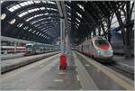 Der FS Trenitalia ETR 610 008 wartet auf die baldige Abfahrt nach Genève und links im Bild steht der Trenord ETR 245 040 als RE nach Tirano.