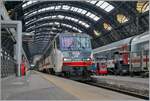 Eine E-Lok wartet auf einem der hintersten Gleise mit einen Intercity auf ihre Abfahrt: Die FS Trenitalia E 401 022.