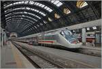 Mit zwei E 414 Triebköpfen bestückt wartet ein FS Trenitalia Intercity in Milano auf die Abfahrt.