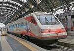 Welch Frevel: In Milano Centrale den Bahnsteigen entlang gegangen und hin und wieder abgedrückt und dann bei diesem ETR 463 in Unkenntnis keine Mühe gegeben, wollte ich doch die Lok im Hintergrund erreichen...

In Milano Centrale wartet der FS Trenitalia ETR 463 028 auf seinen nächsten Einsatz. 

17. September 2025
