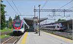 Gleich zwei SBB TILO Flirts zeigen sich in Gallarate: Links der RABe 524 116 als S 50 von Bellinzona nach Malpensa Terminal 1 und rechts der RABe 524 002 als S 30 nach Luino.