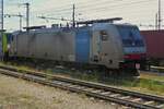 Lok 186 285-3, von Railpool, h�ngt abgeb�gelt an einer weiteren Look.