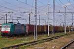 Lok 483 009 zieht einen Güterzug  durch den Güterbereich am Bahnhof Verona Porta Nuovo vorbei.