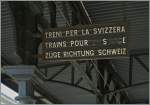 Auch wenn die Buchstaben langsam abfallen, Z�ge in die Schweiz fahren immer noch ab diesem Bahnsteig.