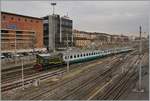 Eine FS D 245 rangiert in Torino PN eine Wagengruppe.