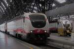 Frecchiabianca farbener E402 103 hat sicxh am 1.Juli 2013 in Milano Centrale von dewren IC losgekupelt.