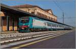 Die FS E 464.214 wartet in Lucca mit einem Regionalzug nach Pisa auf die Abfahrt.