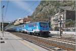 Im pr�chtigen Bahnhof von Taormina-Giardini wartet Nachtzug ICN 1959 von Roma Termini (ab 23:30) nach Siracusa (12:52) auf die Weiterfahrt. Am Schluss des Zuges befindet sich die FS Trenitalia E 464.350 die bei der Traktion des Zuges behilflich ist.

13. M�rz 2026 