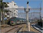 Der Trennord ETR 425 036-3, unterwegs von Milano Porta Garibaldi nach Porte Ceresio, verl�sst Varese.