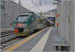 Der Trenord ETR 425 035 wartet in Arcisate auf die Weiterfahrt nach Porto Ceresio.