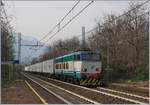 In Cuzzago zeigt sich die FS Trenitalia E 655 523 mit einem Containerzug auf der Fahrt Richtung Süden.