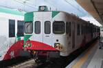 Fiat Diesel Triebzug, ALn 668 017er, hält am Bahnsteig in Ferrera.