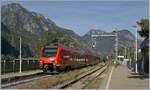Nur noch bis am 2. Januar 2024 werden die roten FS Trenitalia BTR 813 durchs Aosta Tal fahren, dann wird die Strecke für Elektrifizierungs-Arbeiten bis im Dez. 2027 ¨!!! im SEV bedient. Es ist kaum anzunehmen, dass die BTR dann ins Aosta Tal zurückkehren, wird der  Thermische  Teil dann ja nicht mehr benötigt, ausser die Strecke nach Pré St Didier reaktiviert aber nicht elektrifiziert.   
Im Bild der BTR 813 001 als RV VdA 2718 von Aosta nach Torino Porta Nuova bei der Abfahrt in Pont S.Martin zu sehen.

12. Oktober 2023