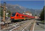 Der BUM BTR 813 001 verlasst als RV VdA 2729 von Torino nach Aosta den Bahnhof von Chatillon Saint Vincent. Chatillon bietet nicht nur die Besonderheit, dass sich hier die BTR 813 kreuzen, sondern ab Chatillon verkehren auch Buse nach Breuil-Cervinia, am Fusse des Matterhorn. Somit ist es von hier zur GGB quasi nur einen Katzensprung von etwa 30 Kilometer... 

Kurz nach dieser Aufnahme begannen die Arbeiten zur Elektrifizierung der Strecke wobei diese f�r die Bauzeit im SEV bedient wird. Ende 2026 sollten die Arbeiten abgeschlossen sein. Nun habe ich in der SEV ein Bild gesehen, welches einen Zug zeigt, wie er k�nftig auf dieser Strecke verkehren soll: Der gezeigte ETR 814 gleicht dem hier zu sehenden BTR 813 sehr, auch wenn das haupts�chlich f�r den Diesel Betrieb ben�tigte  Motor-Wagen  durch einen normalen Wagen ersetzt wird. Insgesamt hat die Autonome Region Aoastal sechs ETR 814 bestellt. Bis diese im Einsatz sind gedulden wir uns noch etwas und geniessen die (historischen!) Bilder der BTR 813...   
 
11. Oktober 2023