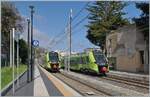 Der FS Trenitalia Coradia Stream Pop ETR 104 278, rechts im Bild, unterwegs als Regionalzug 12978 von Catania nach Messina hat Letojanni erreicht, während der FS Trenitalia ETR 104 278 als RE 5395 auf der Fahrt von Messina nach Siracusa ohne Halt durch den Bahnhof fährt. Beide Triebzüge zeigen sich in den neuen FS Trenitalia Regionalzugfarben.

11. März 2026