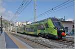 Der Gegenzug ist durchgefahren und der FS Trenitalia Coradia Stream Pop ETR 104 278, unterwegs als Regionalzug 12978 von Catania nach Messina kann in Letojanni seine Fahrt Richtung Norden fortsetzen.