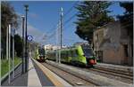 Der FS Trenitalia Coradia Stream Pop ETR 104 278, rechts im Bild, unterwegs als Regionalzug 12978 von Catania nach Messina hat Letojanni erreicht, w�hrend der FS Trenitalia ETR 104 278 als RE 5395 auf