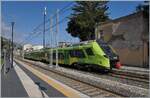 Der FS Trenitalia Coradia Stream Pop ETR 104 278 ist als Regionalzug 12978 unterwegs von Catania nach Messina hat Letojanni erreicht, wo die Kreuzung mit einem Gegenzug abgewartet werden muss.