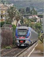 Der FS Trenitlia ETR 425 010  JAZZ  verlässt den Bahnhof von Alassio in Richtung Savonna. 

17. Juni 2024