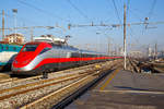 Ausfahrt eines sehr langen  Frecciarossa  (deutsch: roter Pfeil) der Trenitalia (100-prozentige Tochtergesellschaft der Ferrovie dello Stato) am 29.12.2015 vom Bahnhof Milano Centrale (Mailand