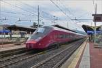 Triebzug NTV 03 durchf�hrt ohne Halt den Bahnhof von Firenze Campo di Marte.