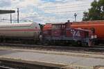 Diesellok D 255 2001, zieht 4 Kesselwagen aus dem Abstellberich vom Bahnhof Ferrara.