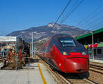 Moderne trieft Geschichte.....
Der NTV ETR 675 bzw. Italo EVO von Bozen nach Rom (Bolzano/Bozen – Trento – Verona – Bologna – Firenze (Florenz) - Roma (Rom) Termini) erreicht am 26.03.2022 den Bahnhof Trento/Trient. Einen lieben Gruß an den netten Lokführer zurück. Links steht die Denkmallok FS 625.011.

Beim Italo EVO (Alstom NTV ETR 675)  handelt es sich um eine Weiterentwicklung des ETR 600, ebenfalls von Alstom, die zur fünften Generation der der Pendolino-Serie. Diese Züge der NTV (Nuovo Trasporto Viaggiatori )wurden unter der Baureihenbezeichnung ETR 675 (ETR von italienisch ElettroTreno Rapido) eingereiht. Anders als der Name der Serie vermuten lässt, verfügen sie nicht über Neigetechnik. Die Züge sind 187 Meter lang und bieten in 7 Wagen 472 Fahrgästen Platz. Die Höchstgeschwindigkeit beträgt 250 km/h. Die ersten 4 dieser Züge wurden im Dezember 2017 eingesetzt, bis 2018 wurden 22 Exemplare angeschafft. Im Jahr 2021 folgte eine Bestellung über vier weitere Triebzüge, dadurch steigt die Gesamtzahl auf 26 Züge.

Die auf der vierten Pendolino-Generation basierenden Triebzüge sind nach aktuellen TSI-Richtlinien konzipiert und können unter 25 kV Wechsel- sowie 3 kV Gleichspannung eingesetzt werden. Sie sind mit vier Einholmstromabnehmern des Herstellers Schunk ausgestattet, je zwei für Wechselstrom und für Gleichstrom, die abwechselnd auf den Wagen vier und fünf installiert sind. Die für den Pendolino namensgebende Neigetechnik wurde nicht verbaut, da das Einsatzprofil der Züge in Italien auf Schnellfahrstrecken keine signifikanten Vorteile durch Neigetechnik erfahren hätte. Als Zugbeeinflussungssysteme sind die italienische SCMT sowie ERTMS verbaut.

TECHNISCHE DATEN:
Hersteller: Alstom Ferroviaria S.p.A. (ex Fiat Ferroviaria) 
Spurweite:  1.435 mm (Normalspur)
Achsformel: Bo'Bo'+Bo'Bo'+2'2'+2'2'+2'2'+Bo'Bo'+Bo'Bo'
Länge: 187.300 mm
Breite: 2.830 mm
Dienstgewicht: 400 t
Höchstgeschwindigkeit: 250 km/h
Stundenleistung: 5.600 kW
Dauerleistung: 5.500 kW 
Treibraddurchmesser:  920 mm (neu)
Motorentyp: Drehstrom-Asynchron, Typ 6FJA 3257
Stromsysteme: 3.000 V DC und 25 kV 50 Hz AC
Sitzplätze:  472
