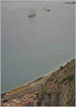 Es ist immer wieder faszienierd, Schiff und Bahn auf einem Bild zu vereinen.