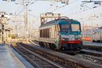   Die E.402.007 (91 83 2402 007-5 I-TI) eine E.402A der Trenitalia fährt am 29.12.2015 im Bahnhof Milano Centrale (Mailand Zentral) auf ein Abstellgleis.